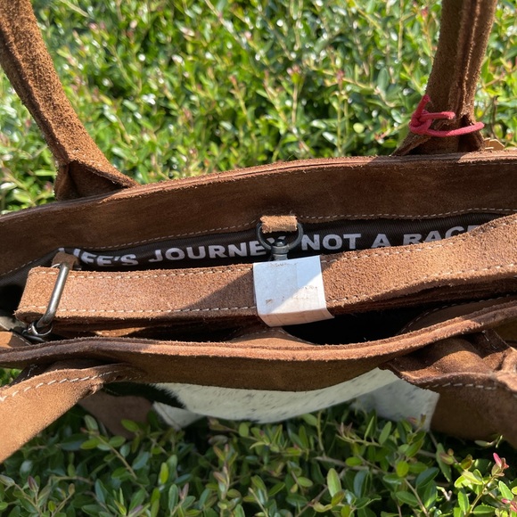 STS Ranchwear Women's Cowhide Saddle Tramp tote (3). Tags are not included - Picture 3 of 6